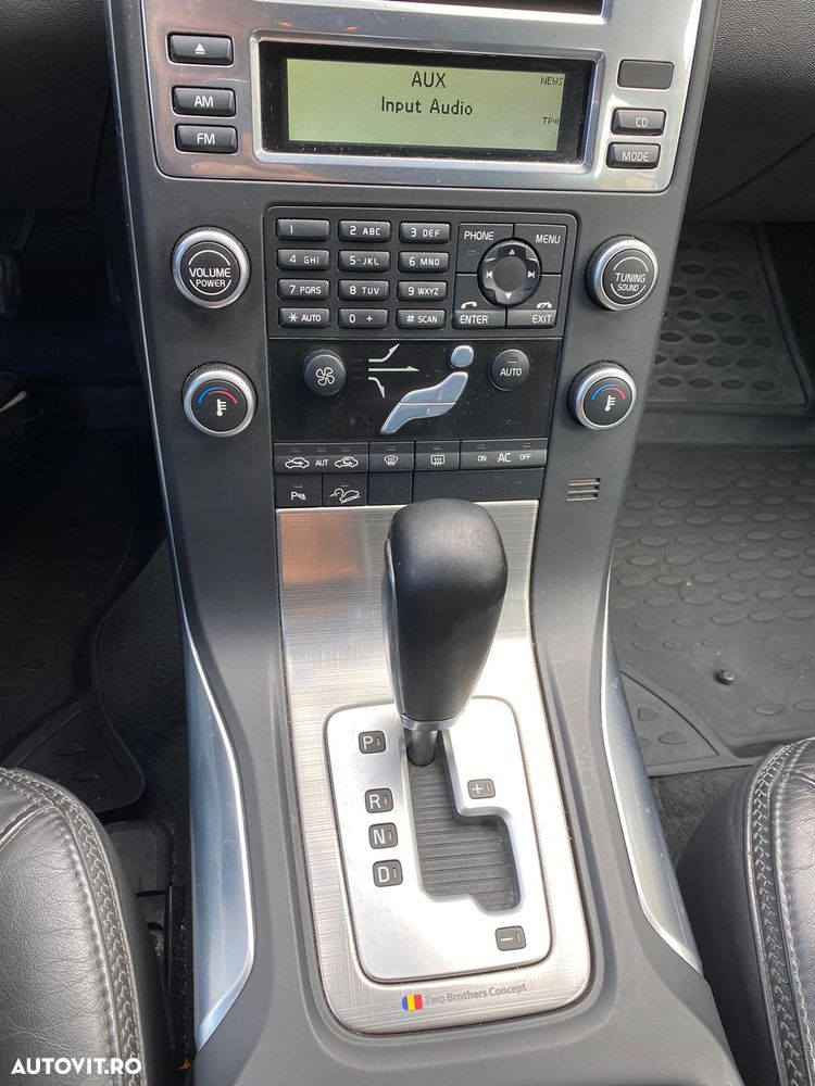 Volvo XC 70 D5 AWD Geartronic Momentum - 9