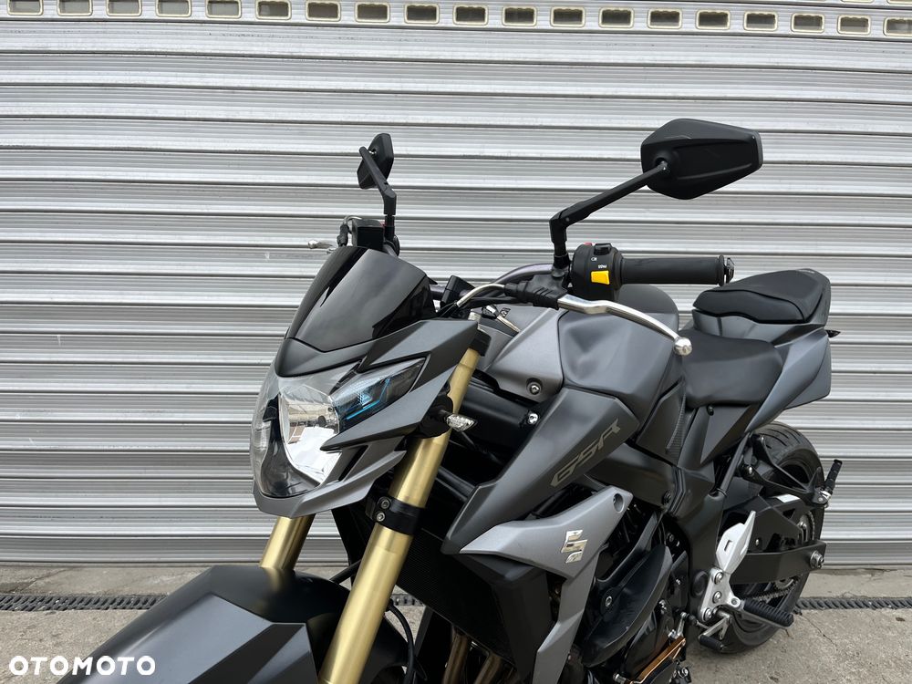 Suzuki GSR - 29