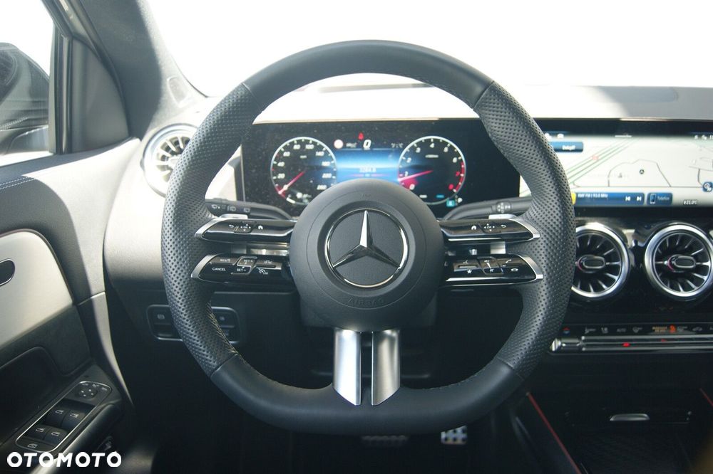 Mercedes-Benz GLA - 12