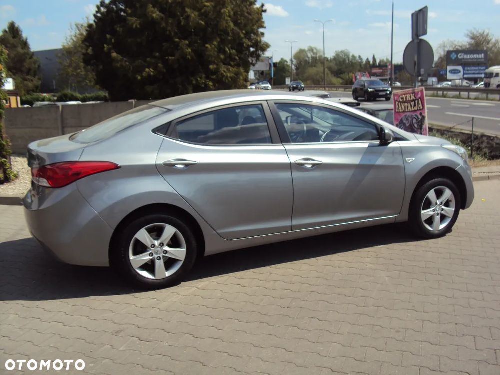 Hyundai Elantra 1.6 Comfort - 3