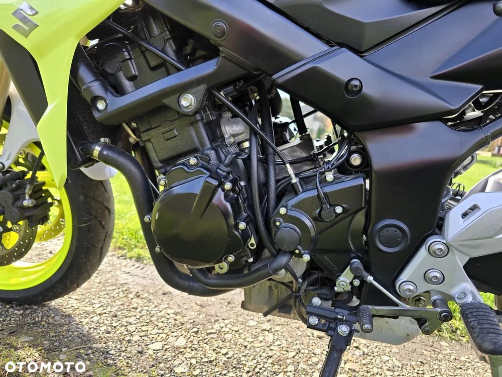 Suzuki GSR - 7