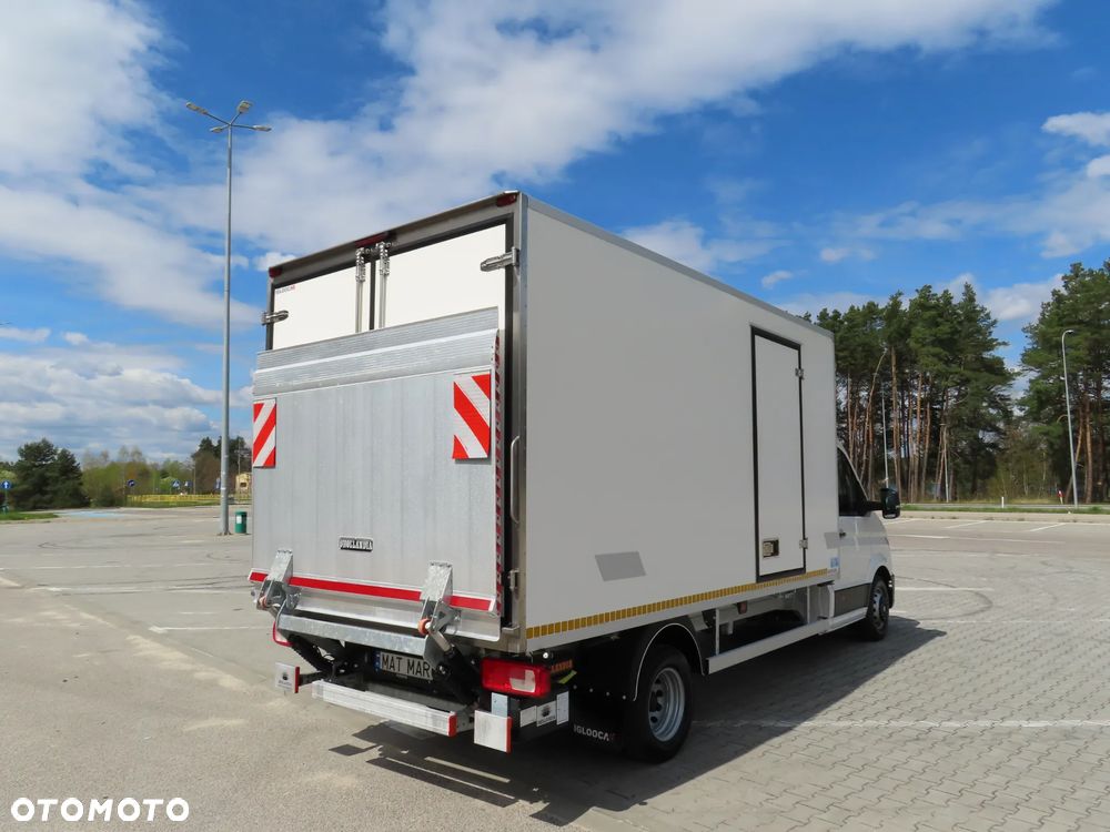 Volkswagen Crafter 50 BiTDI 2.0 177 KM Mroźnia -29 st.C + Winda Załadowcza DHOLLANDIA 750 Kg UDŹWIG, Grube Ściany Chłodnia Boczne Drzwi IGLOOCAR Rozstaw Osi 4490 mm, DMC 3500 Kg, Kat. Prawa Jazdy B, Tylne Koła Bliźniacze WZMACNIANY, Tempomat, Asystent Jazdy Stan Wizualny I Techniczny NOWY Tak Jak Z Taśmy Produkcyjnej Gotowy Dostępny OKAZJA POLECAM - 4