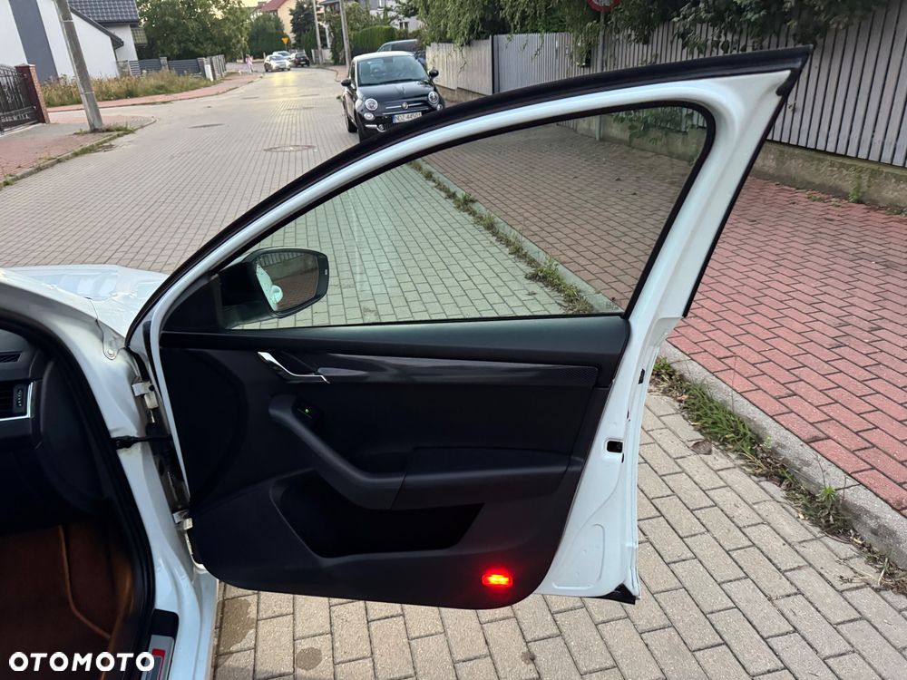 Skoda Octavia Combi 2.0 TDI (Green tec) RS - 33
