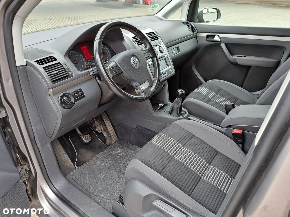 Volkswagen Touran - 12
