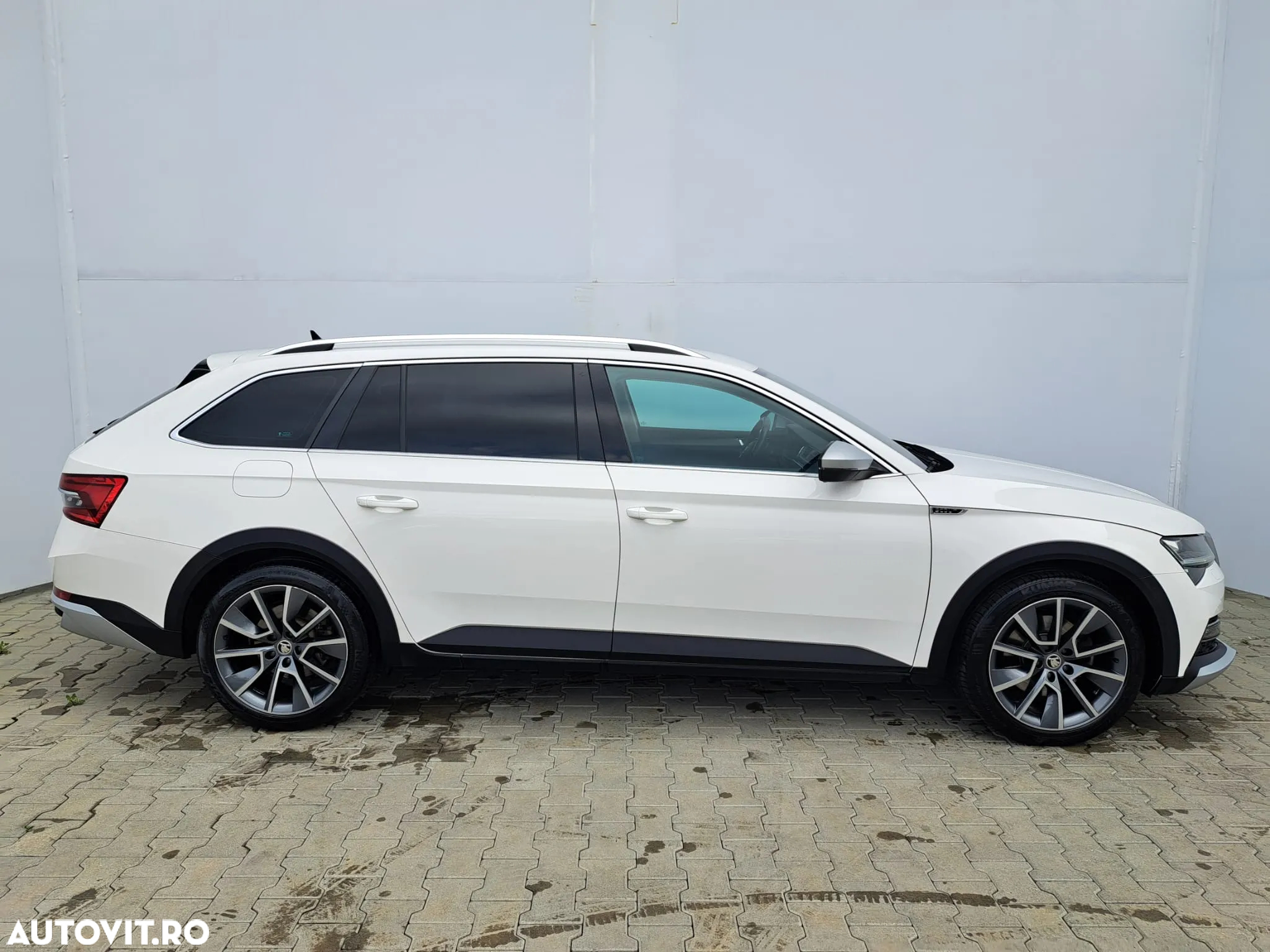 Skoda Superb Combi 2.0 TDI 4X4 DSG Scout - 4