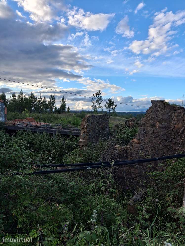 Moradia Isolada T4 em ruinas c/ 2 artigos urbanos e 1 terreno Rústico - Grande imagem: 4/10