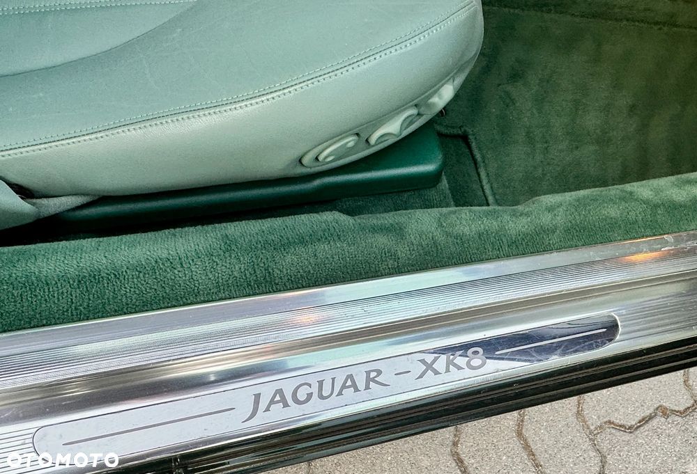 Jaguar XK8 Coupe - 25