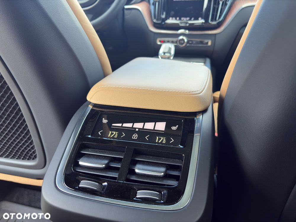 Volvo XC 60 B5 B AWD Ultimate Dark - 25