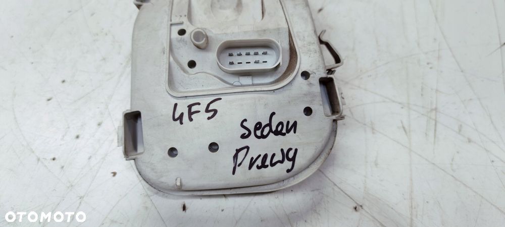 WKŁAD LAMPY W BŁOTNIK PRAWY TYŁ AUDI A6 C6 SEDAN ZWYKŁY NA ŻARÓWKI 4F5 - 6