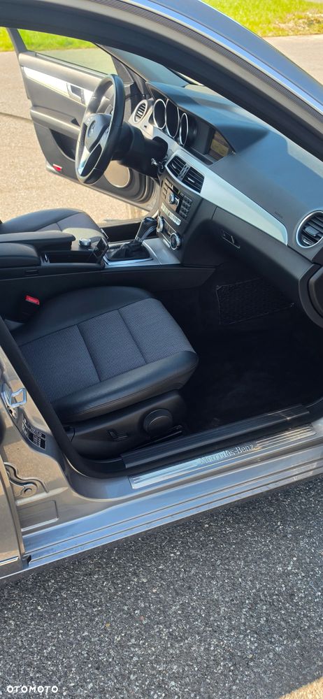 Mercedes-Benz Klasa C 220 CDI DPF Automatik BlueEFFICIENCY Avantgarde - 16