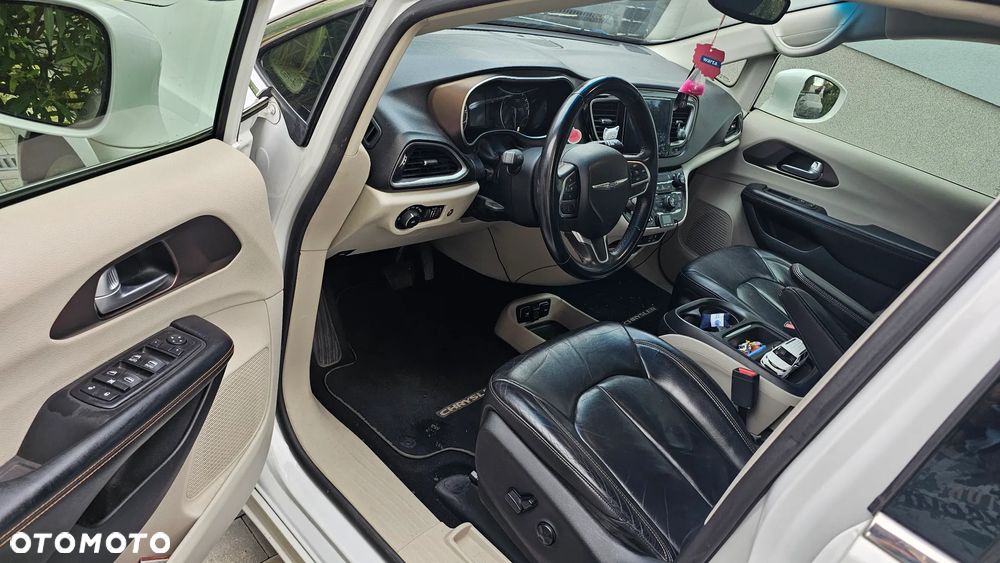 Chrysler Pacifica - 16