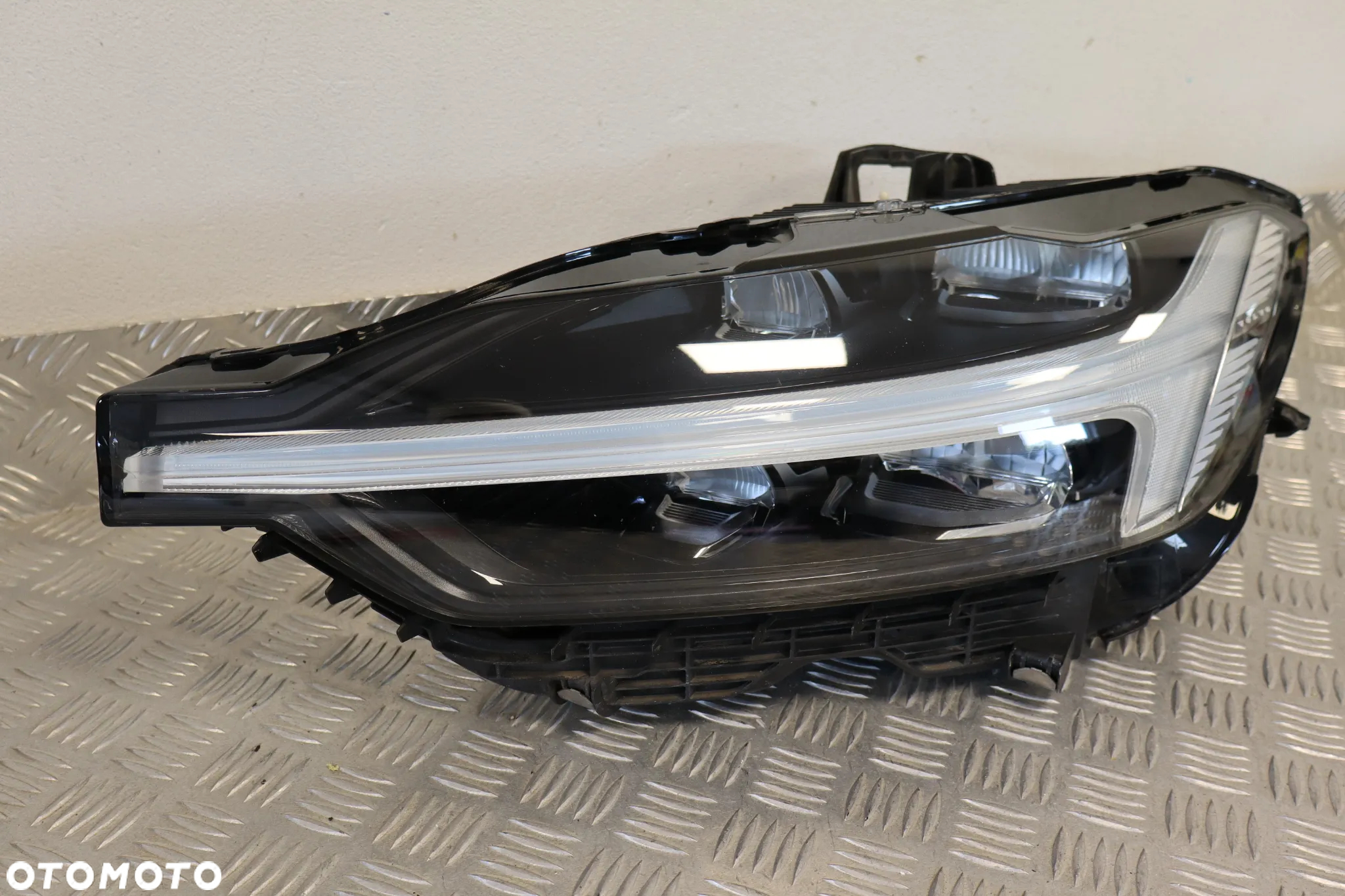 LAMPA PRZEDNIA PRZÓD LEWA VOLVO XC60 II FULL LED 32342506 2017 - 2
