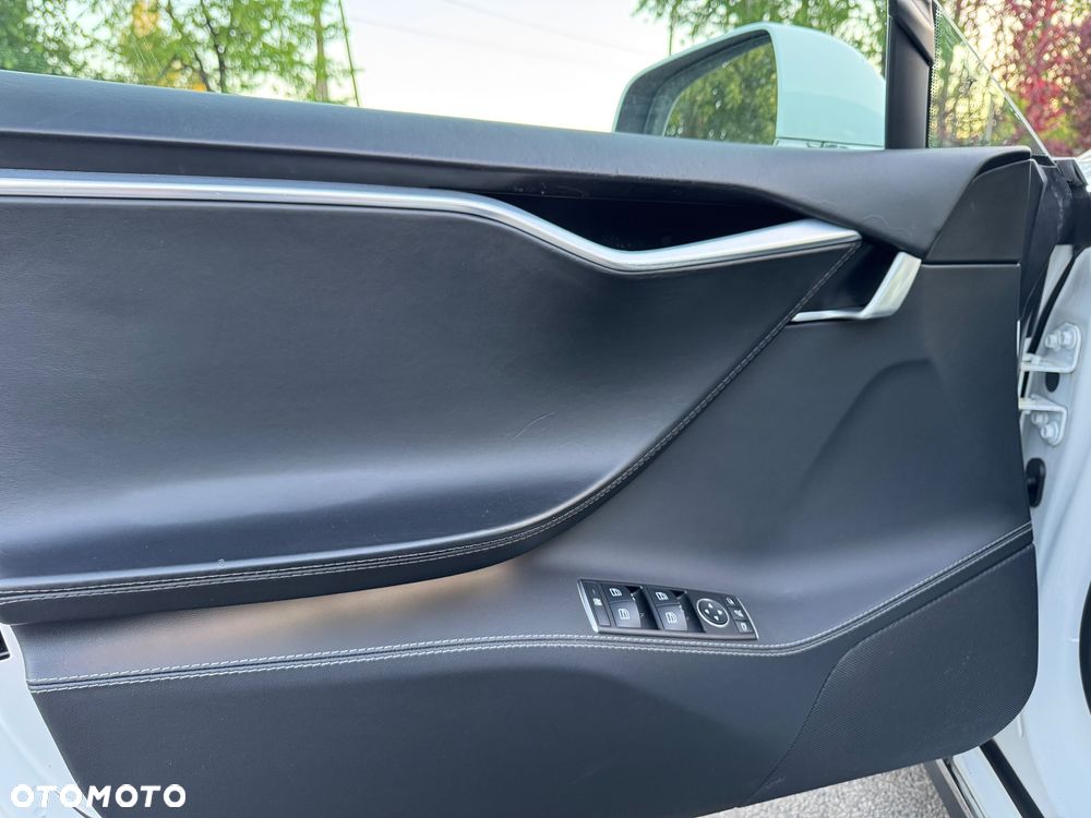 Tesla Model S - 24