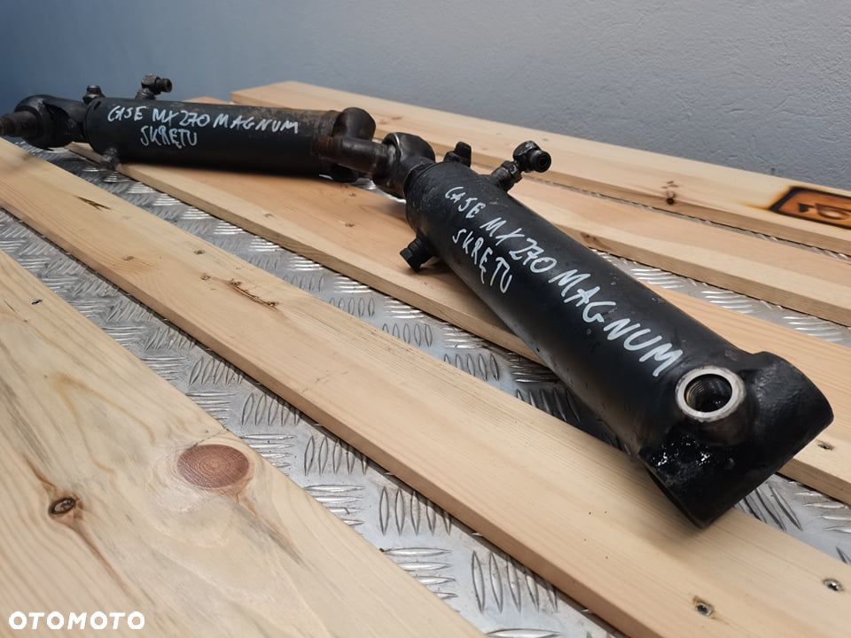Case MX Magnum 2002r. {Cylinder hydrauliczny skrętu} - 4