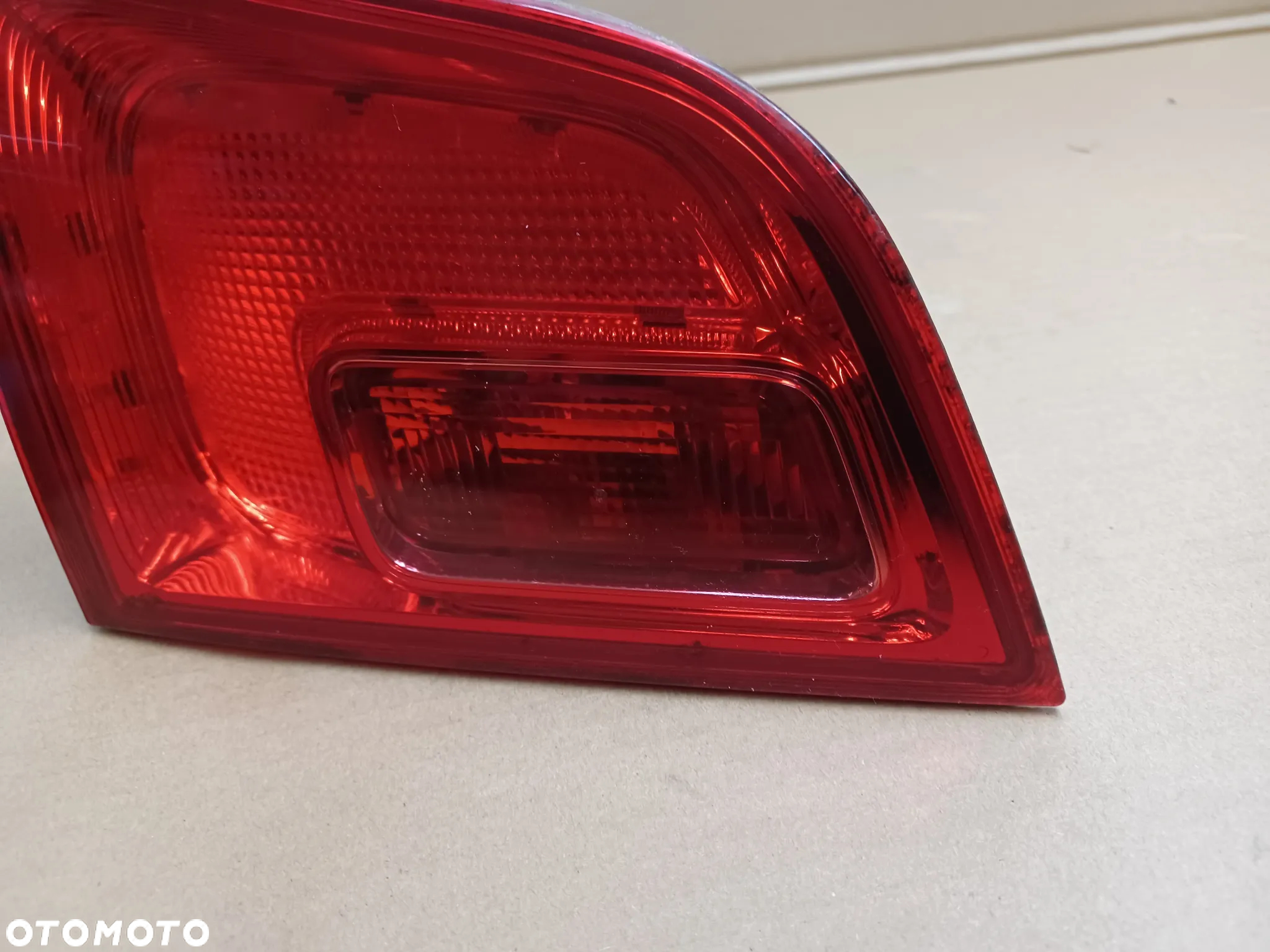 LAMPA TYLNA LEWA  W KLAPE ASTRA J KOMBI 13282246 - 5