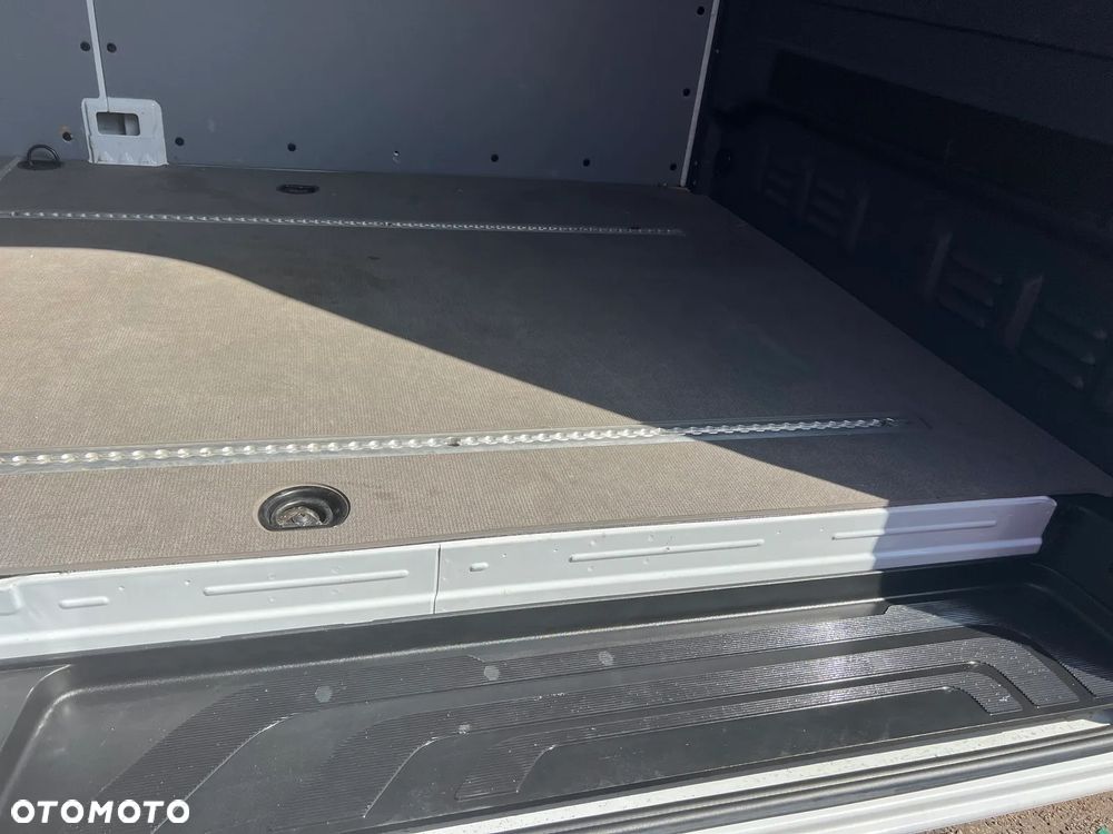 Mercedes-Benz Sprinter - 12