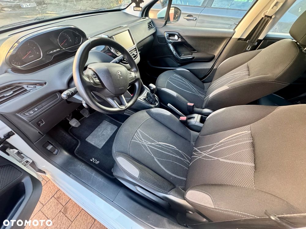 Peugeot 208 - 8