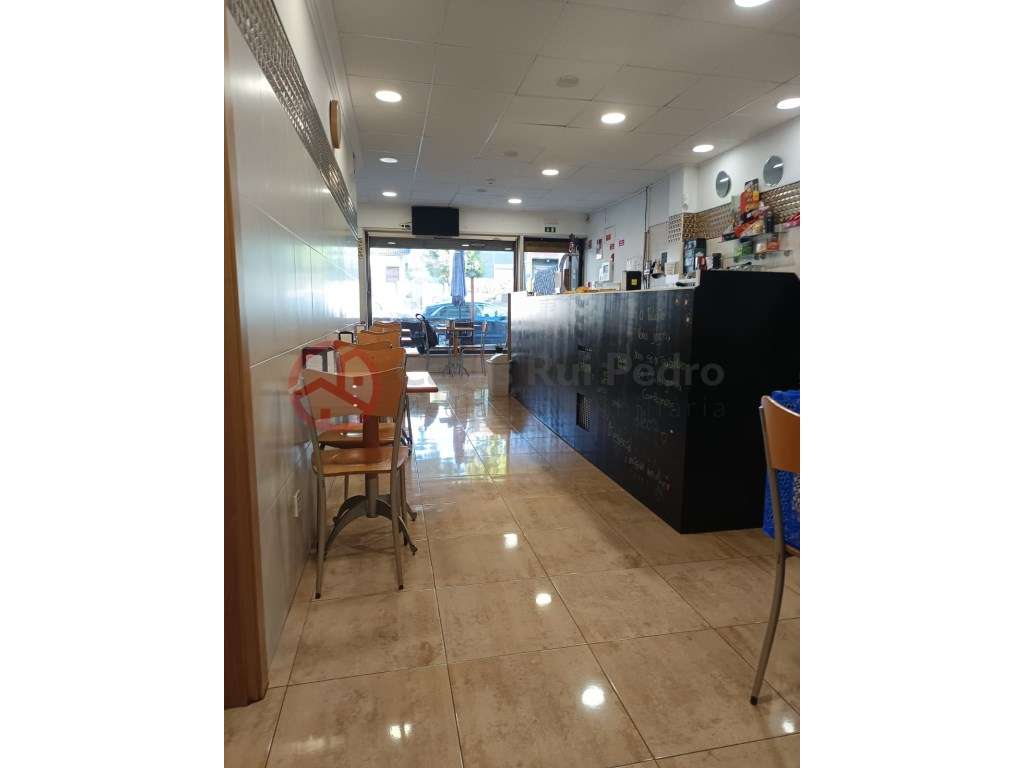 Trespasse de café, pronto a funcionar no Feijó, Almada - Grande imagem: 3/17