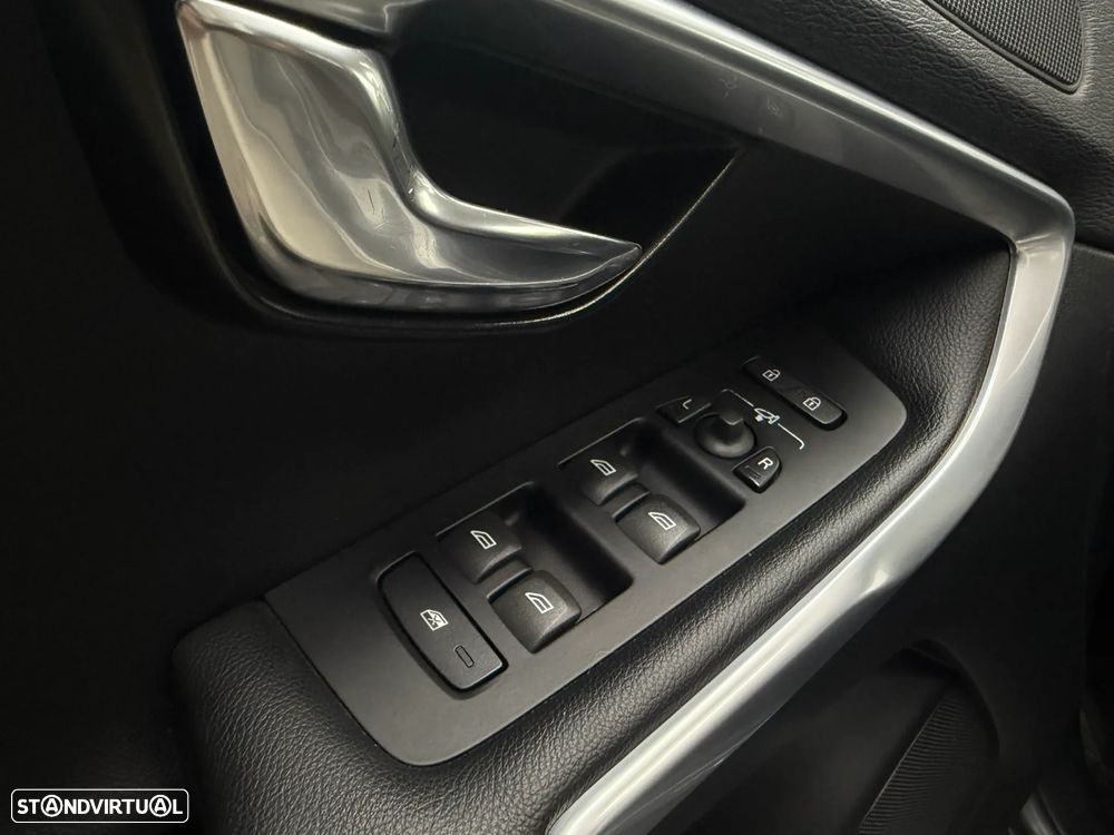 Volvo V40 Cross Country 2.0 D3 Momentum - 24