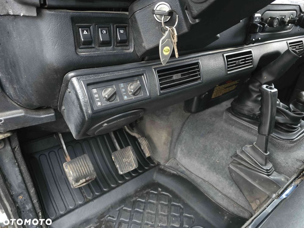 Land Rover Defender - 7