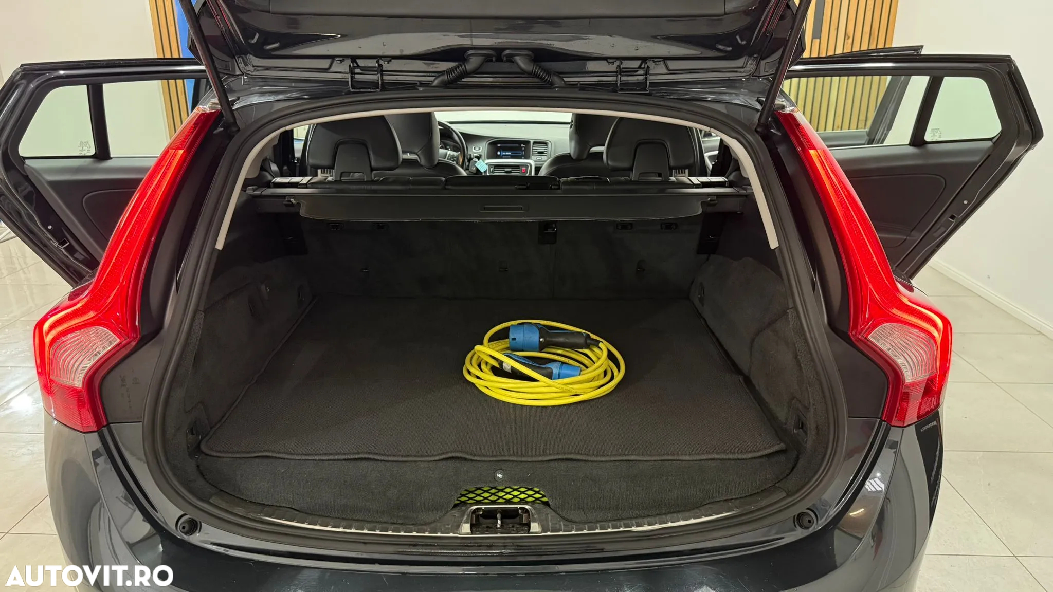 Volvo V60 D6 Plug-In-Hybrid AWD Geartronic Summum - 16
