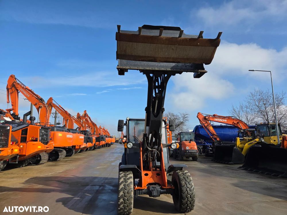 Hitachi ZW75, 2020, 1.915h, ridica 2,4t la 3,2m, CUPA 4x1 MULTIFUNTIONALA 1mc, cupa noua 1mc, furci, cupla rapida, aer conditiona, motor Deutz 75CP euro 6, Garda sol inalta 32cm, produs in Germania, STARE FOARTE BUNA, posibil leasing 4 ani-PROMOTIE 37.900eur - 34