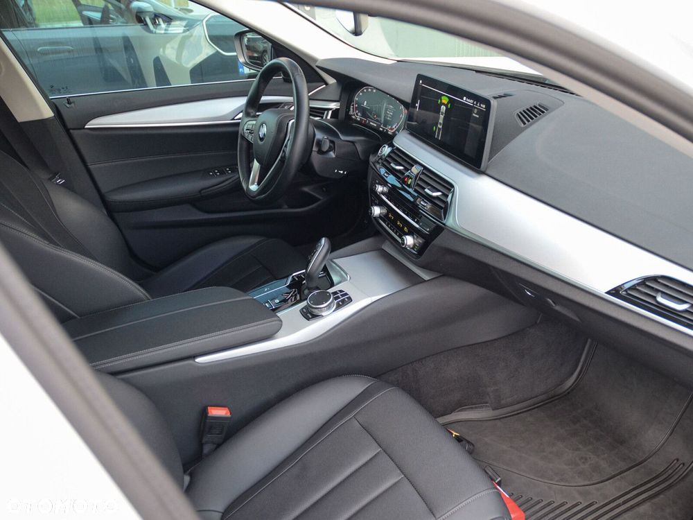 BMW Seria 5 518d mHEV - 29
