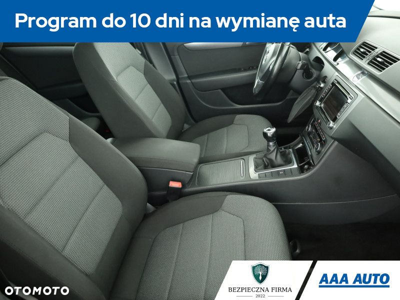 Volkswagen Passat - 8