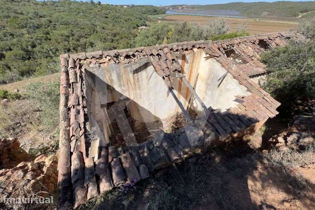 Terreno com Ruína em Localização Privilegiada na Zona de Estômbar - Grande imagem: 3/9