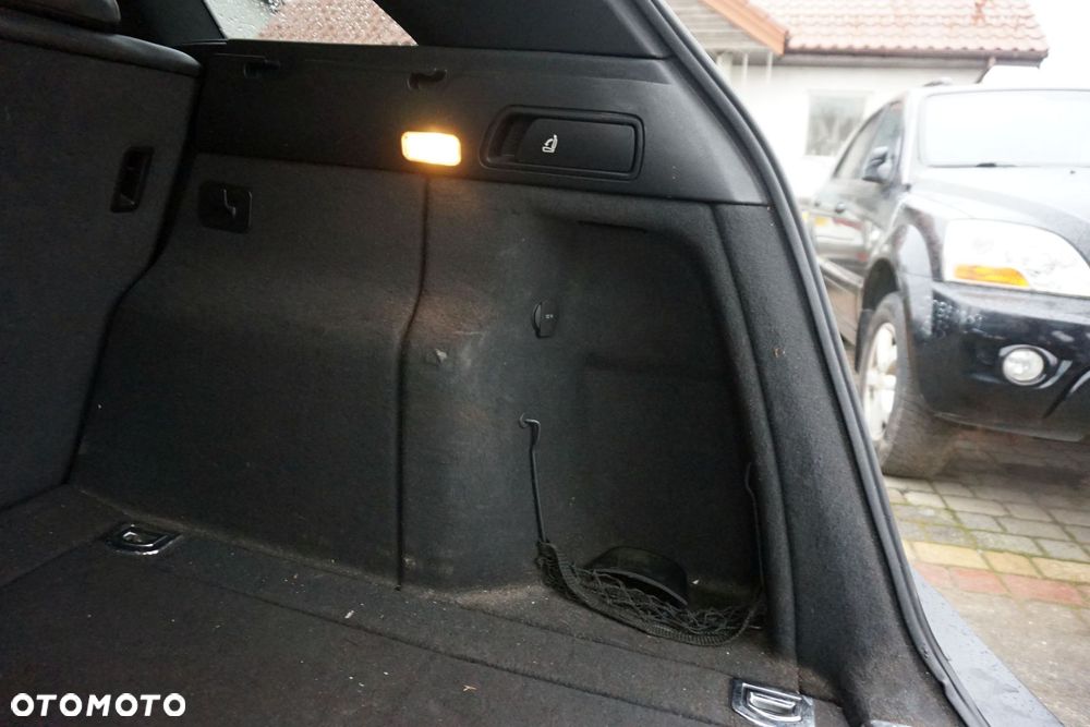 BOCZEK TAPICERKA BAGAŻNIKA PRAWA Q5 I 8R  AUDI 2008-2012 - 1