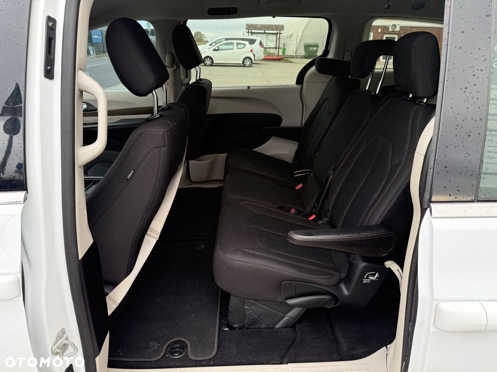 Chrysler Pacifica - 11