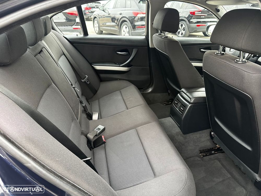 BMW 318 d Dynamic - 30