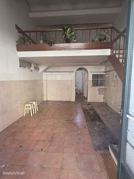 Lisboa-Arrendo Loja com saida de fumos - Grande imagem: 2/11