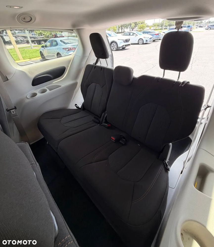 Chrysler Pacifica - 12