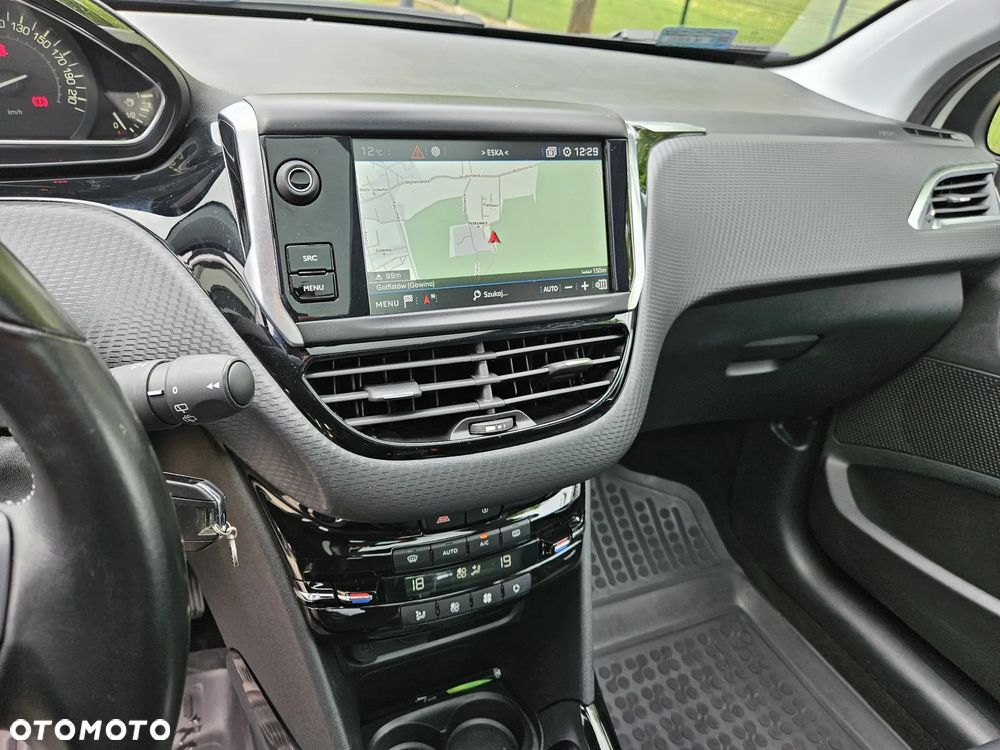 Peugeot 2008 1.2 Pure Tech Allure S&S - 19