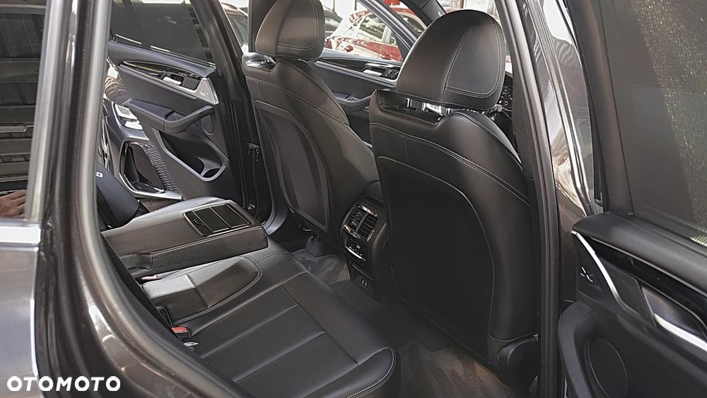 BMW X3 sDrive18d mHEV - 16