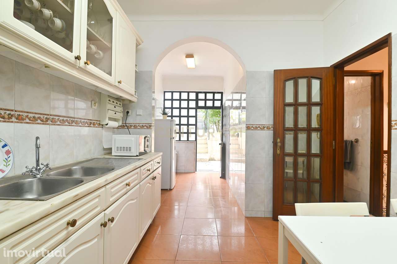 ANDAR DE MORADIA T3 COM LOGRADOURO E JARDIM - QUEIJAS (OEIRAS) - Grande imagem: 2/31