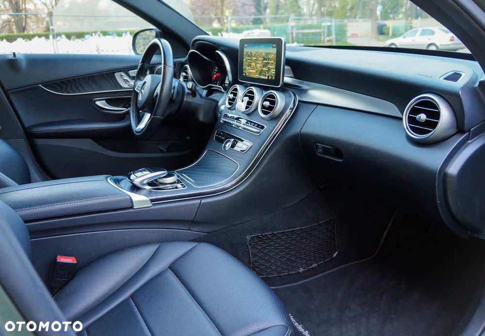 Mercedes-Benz Klasa C 300 9G-TRONIC AMG Line - 16