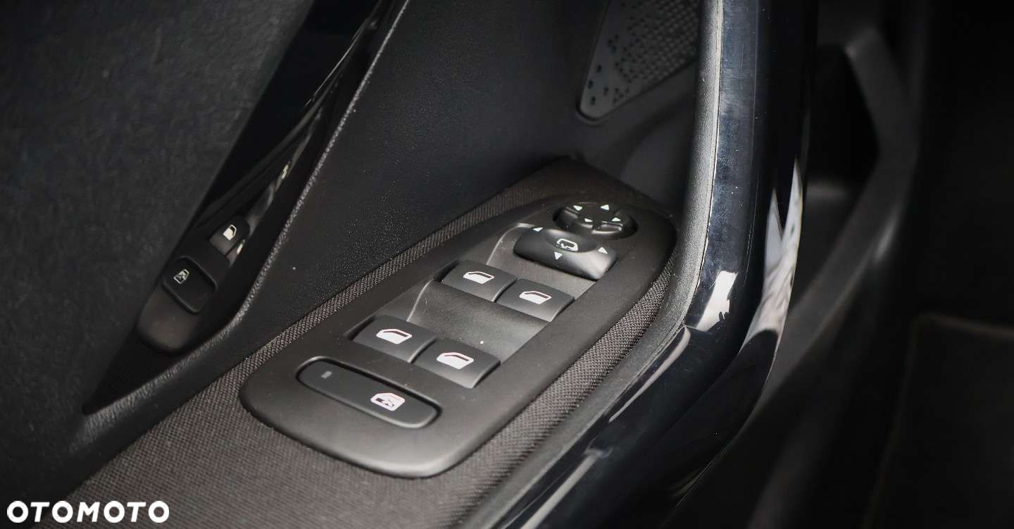 Peugeot 208 - 30