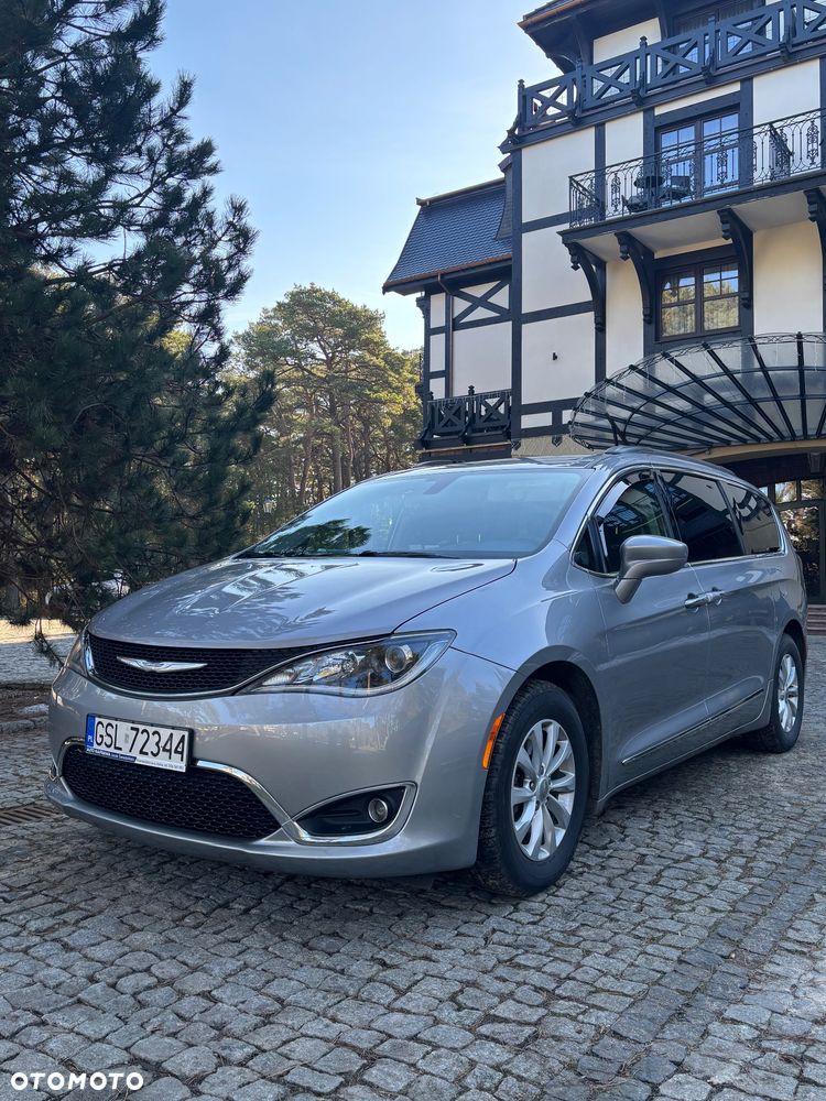 Chrysler Pacifica - 1