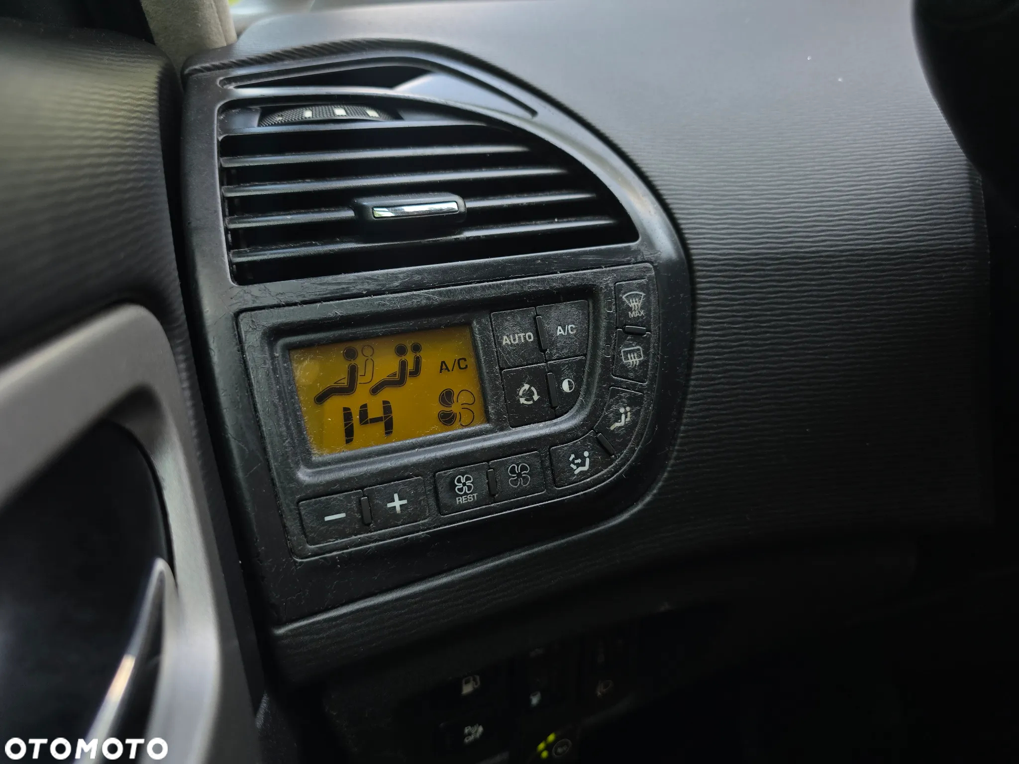 Citroën C4 Grand Picasso 1.8 16V Confort - 27