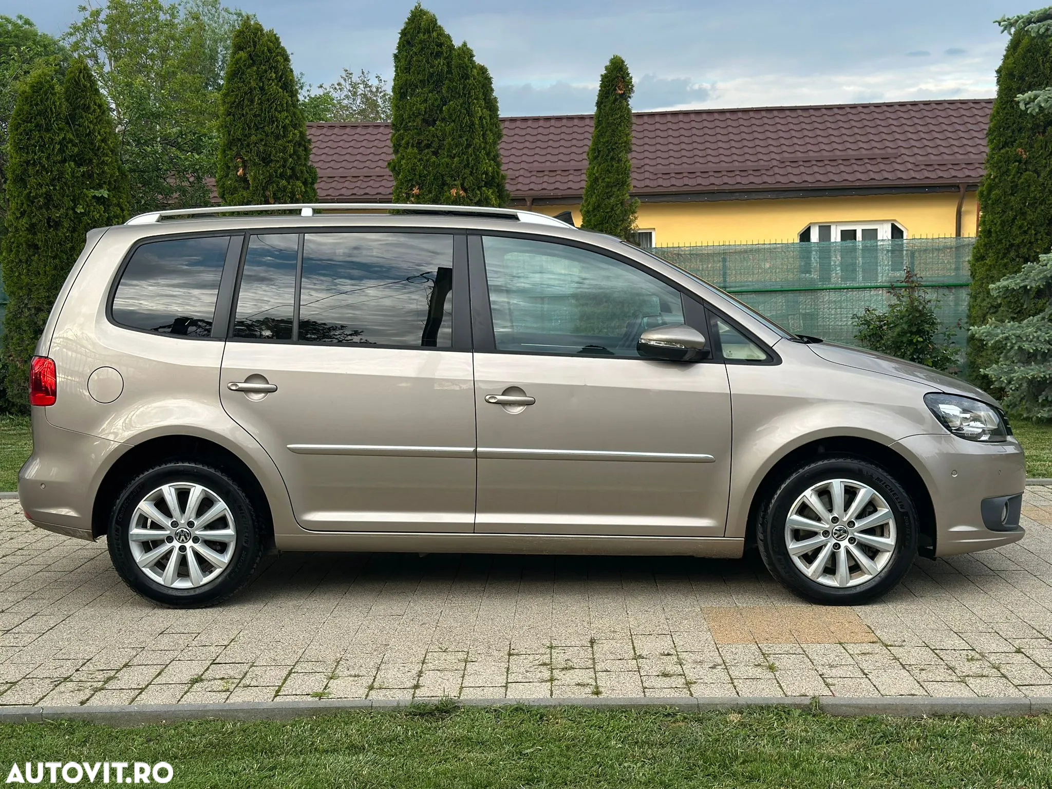 Volkswagen Touran 2.0 TDI DPF BlueMotion Technology Highline - 24