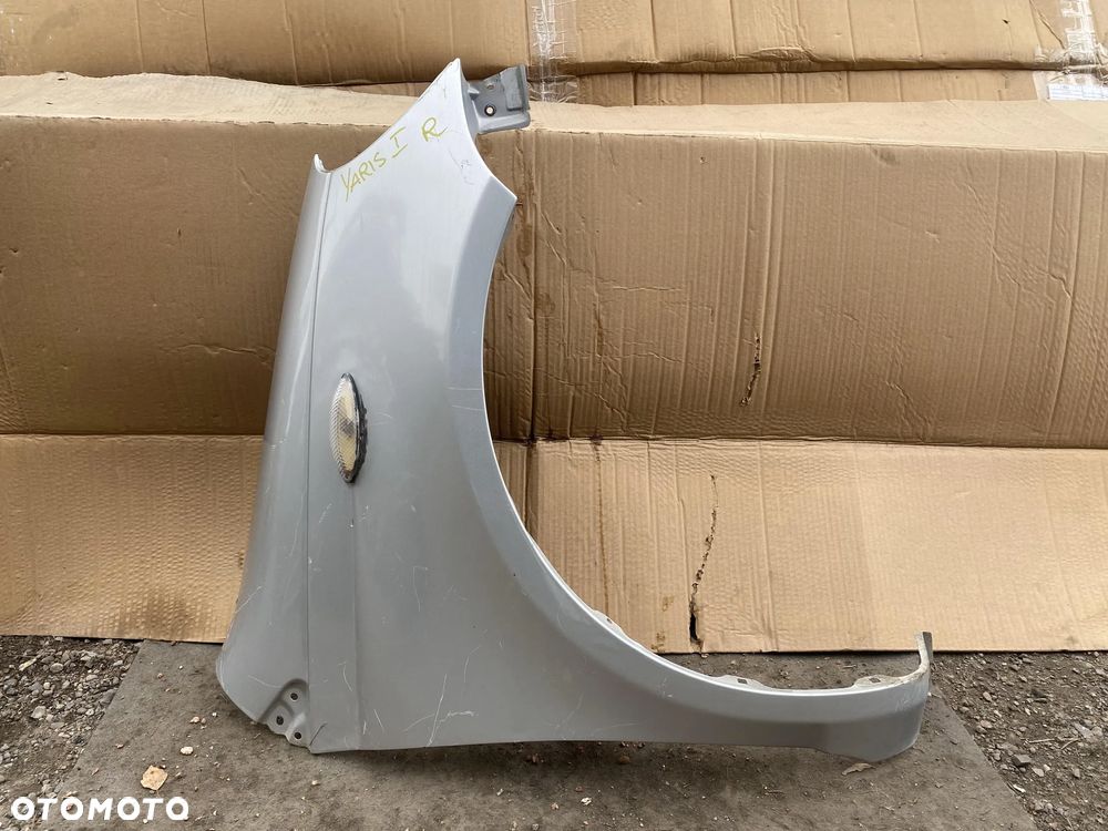 Błotnik Toyota Yaris I prawy OE - 1