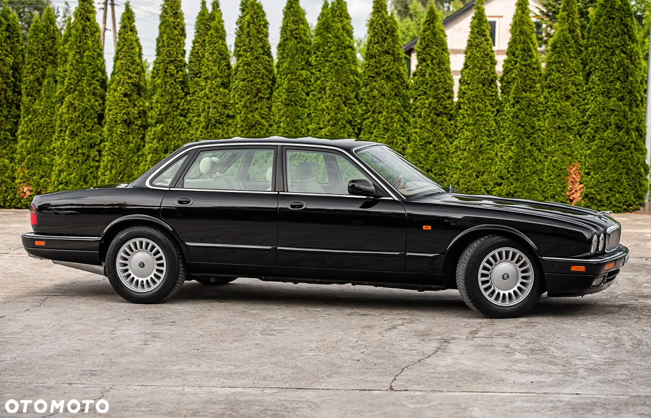 Jaguar XJ - 12