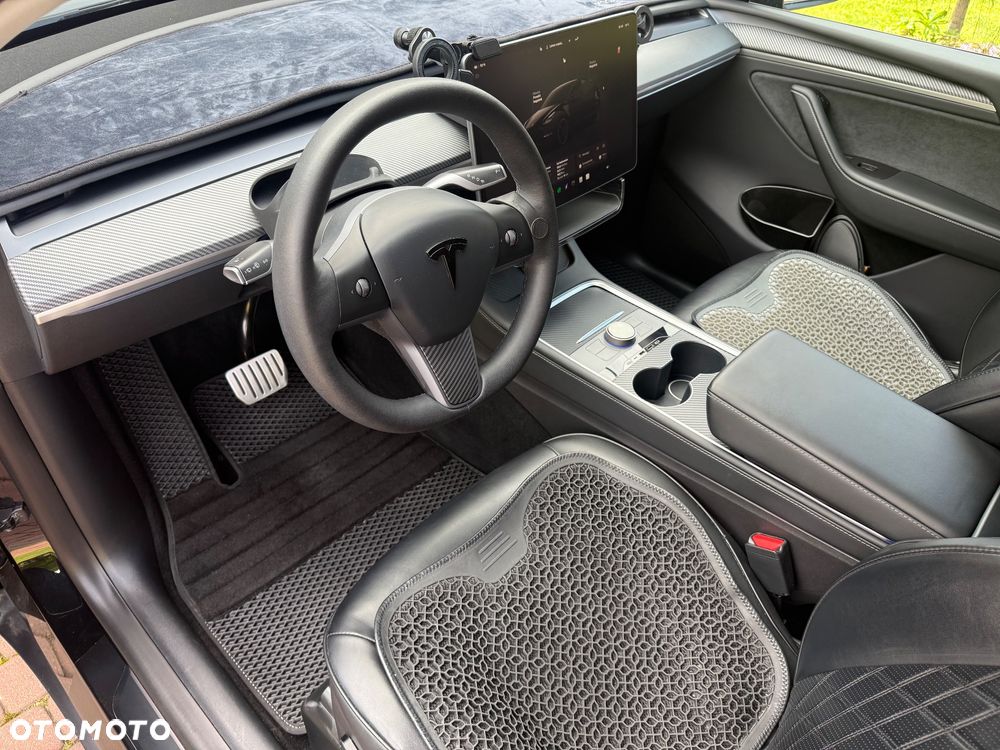 Tesla Model Y - 8