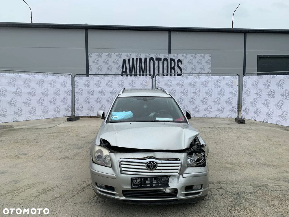 TOYOTA AVENSIS 2004 *SAMOCHÓD NA CZĘŚCI*  MASKA, LAMPA, DRZWI, LUSTERKO, ZDERZAK, GRILL, BŁOTNIK, KLAPA, BELKA, DESKA, FOTELE, KANAPA, ĆWIARTKA KIEROWNICA, TARCZE, ZACISKI, ZAWIESZENIE, KOMPLETNY PRZÓD, KOMPLETNY TYŁ, LICZNIK, ZEGARY, PRAWE LEWE PRZÓD TYŁ - 2
