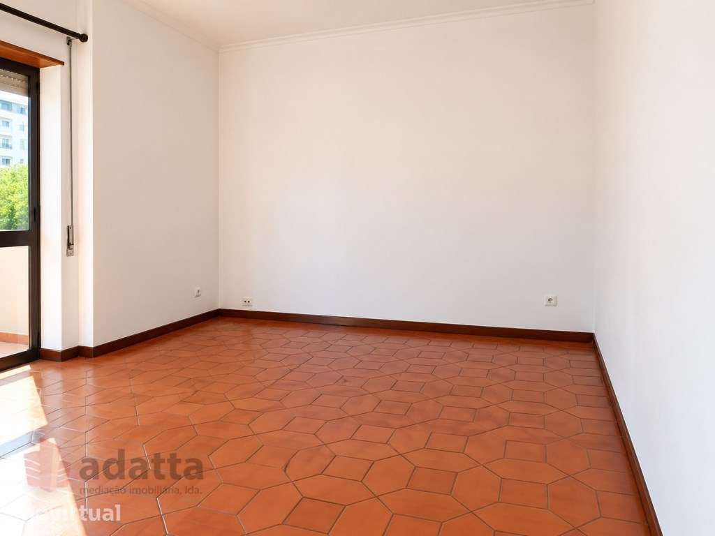 Arrenda-se T1 com Varanda e Excelente Luminosidade - Quinta de D. J... - Grande imagem: 3/12