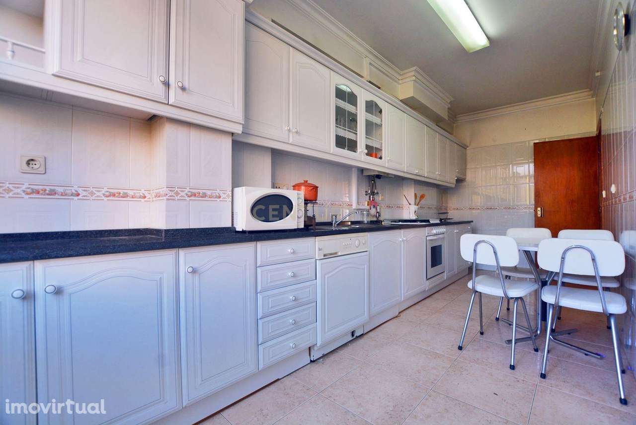 T2 com Varanda em Sacavém | Áreas Amplas e Luz Natural - Grande imagem: 2/22