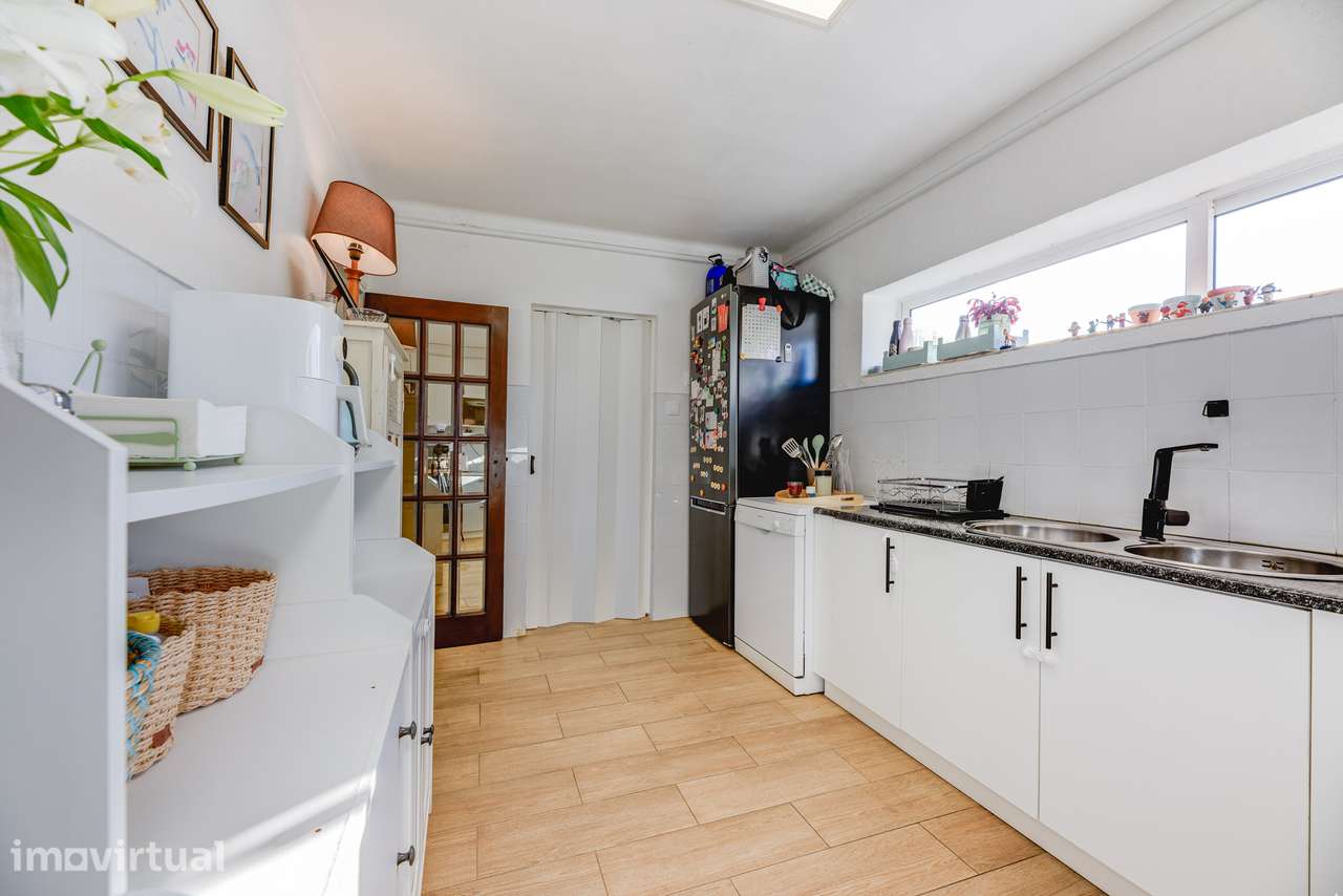 APARTAMENTO T4 TRANSFORMADO EM T3 | VARANDA | REMODELADO | OLIVAIS - Grande imagem: 3/31