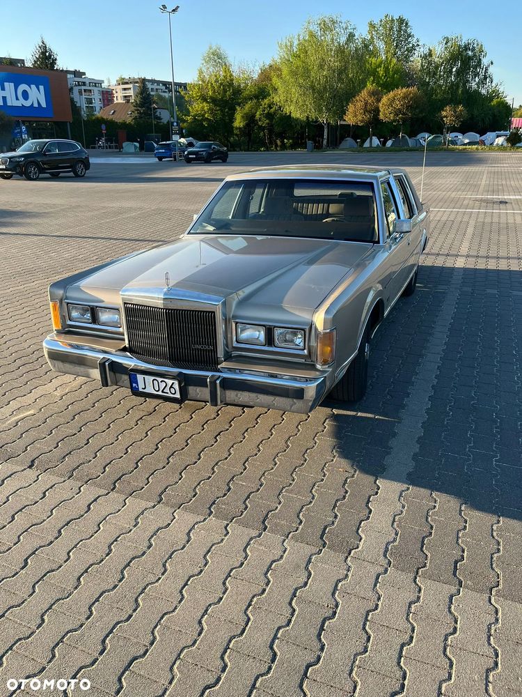 Lincoln Town Car - 4